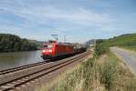 185 022-1 verlässt Lorch am Rhein mit einem gemischten Güterzug.