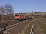 185 043-7 zieht bei Himmelstadt ein gemischten Güterzug.