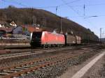 185 056-9 erreicht Gemünden mit ein gemischten Güterzug.