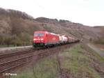 185 208-6 zieht ein kurzen gemischten Güterzug durchs Maintal bei Gambach.