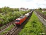 185 042-9 durchfährt Regensburg mit ein gemischten Güterzug.