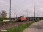 185 048-6 durchfährt Regensburg Ost mit ein Stahlzug.