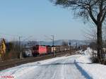 185 305-0 zieht ein gemischten Güterzug bei Pölling.