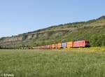 185 378-7 zieht bei Thüngersheim ein langen Containerzug gen Süden.