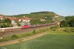 185 062-7 zieht mit einem gedeckten Güterzug durch Retzbach-Zellingen.