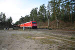 185 366-2 + 185 xxx ziehen ein Schotterzug in Richtung Regensburg in Ochenbruck.