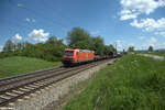 185 054-4 zieht mit einem gemischten Güterzug bei Pölling gen Nürnberg. 14.05.24