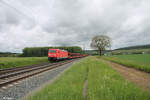 185 362-1 zieht bei Retzbach-Zellingen mit einem leeren Autotransportzug gen Süden. 18.05.24