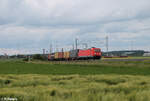 185 258-1 zieht vor Uffenheim ein Containerzug in Richtung Süden. 27.05.24