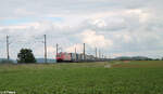 185 052-8 zieht hinter Uffenheim ein Wechselpritschenzug LKW-Walter gen Norden.