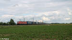 185 052-8 zieht hinter Uffenheim ein Wechselpritschenzug LKW-Walter gen Norden. 27.05.24