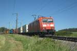 185 175-7 zieht mit einem Containerzug bei Oberdachstetten gen Süden. 08.06.24