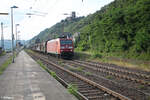 185 088-2 durchfährt Kaub mit einem gedeckten Güterzug. 20.07.24