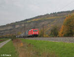 185 316-7 zieht mit einem WEchselpritschenzug LKW-Walter bei Thüngersheim in Richtung Süden. 20.10.24