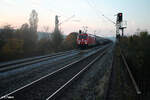 185 221-9 zieht mit einem gemischten Gterzug in Richtung Passau bei Plling. 26.10.24