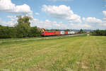 187 203-5 zieht bei Pölling ein Containerzug gen Norden.14.05.24