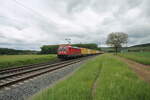 187 200 zieht bei Retzbach-Zellingen mit einem DHl-Containerzug gen Süden. 18.05.24