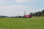 187 135 zieht mit einem gemischten Güterzug bei Oberdachstetten in Richtung Süden. 08.06.24