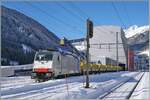 Die Railpool 186 497 ist mit ihrem aus Sggrrs S 204 Wagen bestehenden Ganz-Güterzug in Airolo angekommen. Die Wagen werden in der Folge unter die Beladungseinrichtung (links im Bild) rangiert und beladen.

21. Jan. 2025