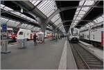 Stadler Doppelstock Fernverkehrszüge in Zürich HB: Links der SBB RABe 512 als RE 57 nach Aarau und rechts ein DB 4010 als IC nach Stuttgart. 

15. März 2025 