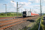 193 802 zieht im Sandwitch als RE19 4923 Sonneberg - Nürnberg bei Ebensfeld in Richtung Norden.