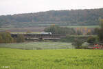 92 80 4185 109-0 D-NXRL Vossloh Typ DE 18 zieht bei Treuchtlingen einen Schwellenzug in Richtung Süden.