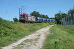 486 046-0  Jimm Knopf  zieht mit einem Düngemittel/Getreidezug durch die Treuchtlinger Kurve in Nürnberg Hohe Marter.