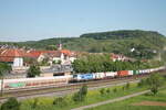 193 836-4 zieht mit einem Containerzug durch Retzbach-Zellingen.