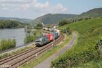 6193 100 zieht bei Lorch am Rhein ein Containerzug gen Süden.