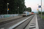 6193 147 zieht mit einem Containerzug durch Pölling in Richtung Norden.