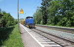 275 108 mit Bauzug bei der Durchfahrt in Himmelstadt.