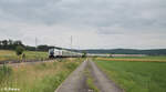 159 203-9 zieht mit einem Holzzug bei Oberdachstetten in Richtung Norden.