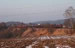 IGE 216 224 und 745 701 ziehen den LovoChemie Zug DGS 45394 aus Lovosice nach Herbertingen überquert das Fichtenaab Viadukt bei Seußen in Richtung Marktredwitz. 21.02.18