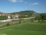 214 010 zieht mit einem Bauzug durch Retzbach-Zellingen.