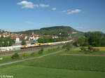 214 010 zieht mit einem Bauzug durch Retzbach-Zellingen.