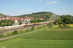 214 010 zieht mit einem Bauzug durch Retzbach-Zellingen.