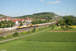 214 010 zieht mit einem Bauzug durch Retzbach-Zellingen. 11.05.24