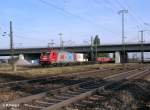 OHE Osthannoversche Eisenbahnen AG/50080/186-129-6-verlaesst-regensburg-ost-mit 186 129-6 verlsst Regensburg Ost mit ein leeren Containerzug. 09.09.09