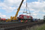 OHE Osthannoversche Eisenbahnen AG/510240/mit-muskelkraft-muss-die-lok-in Mit Muskelkraft muss die Lok in die Richtige Position gebracht werden