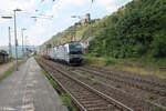 6193 124 und eine Schwestermaschine ziehen mit einem Wechselpritschenzug Gruber durch Kaub.