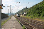 186 494-1 durchfährt Kaub mit einem Containerzug.