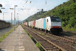 186 494-1 durchfährt Kaub mit einem Containerzug.