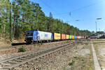 145 063 mit einem Containerzug aus Regensburg Ost bei der Durchfahrt in Ochenbruck. 09.03.24