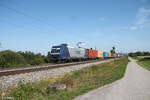 145 008-9 zieht mit einem Containerzug bei Pölling nach Norden.