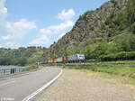 187 070-8 zieht bei der Loreley ein Containerzug in Richtung Süden.