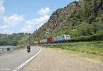 187 070-8 zieht bei der Loreley ein Containerzug in Richtung Süden.