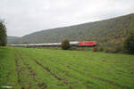 185 587-3 zieht mit einem Gaskesselzug bei Wernfeld in Richtung Norden. 20.10.24