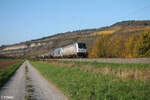 187 073-2 + 248 058-0(kalt) zieht mit einem Kesselzug bei Thüngersheim in Richtung Süden. 27.10.24