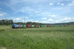 193 485 zieht bei Oberdachstetten ein Containerzug in Richtung Norden.