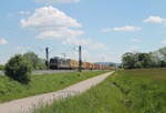 193 853 alias X4e 853 zieht mit einem Containerzug bei Pölling gen Norden.